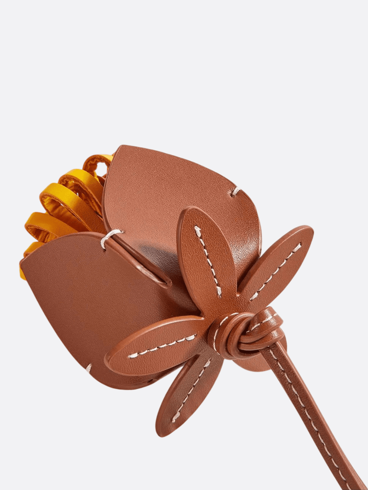 Bijou de sac fleur en cuir